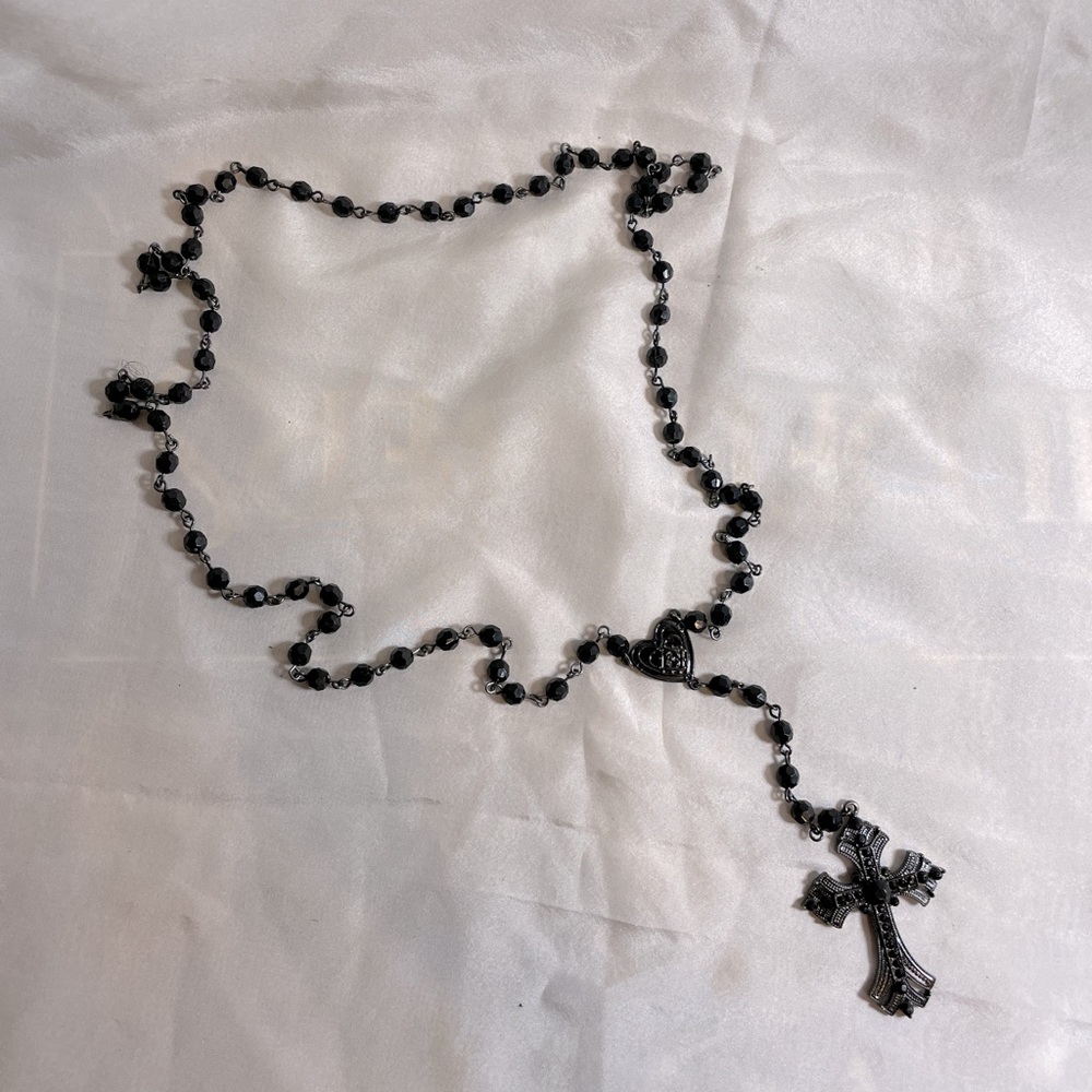 Low length necklace w/ heart and cross 🖤